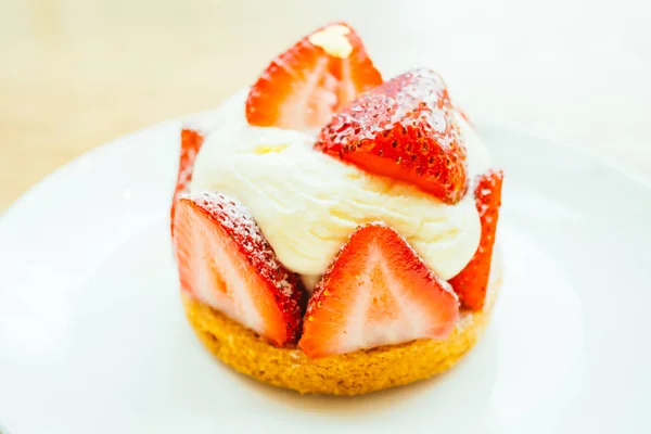 Sobremesa doce com torta de morango — Fotografia de Stock