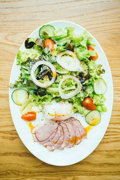 Viande de canard avec salade de légumes — Photo