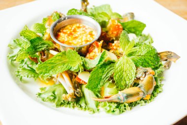 Baharatlı ham yengeç et deniz ürünleri