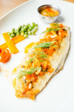 Soslu ızgara levrek Balık eti