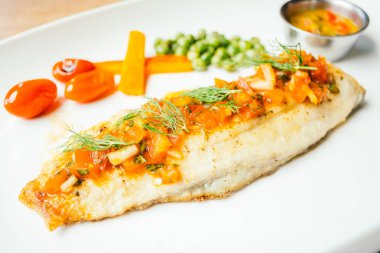 Soslu ızgara levrek Balık eti