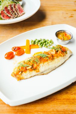 Soslu ızgara levrek Balık eti