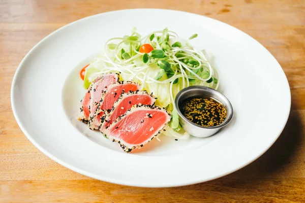 Салат из сырого тунца — стоковое фото