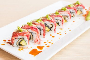 Sığır eti suşi beyaz plaka 