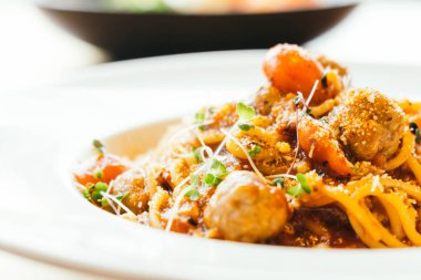 Beyaz tabak spagetti köfte 