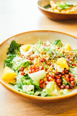 Izgara tavuk sebze ve nar, meyve salatası ile