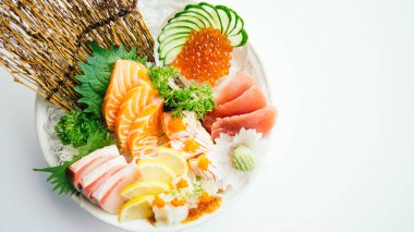 Ham ve taze karışık sashimi somon, ton balığı, hamaji ve diğer