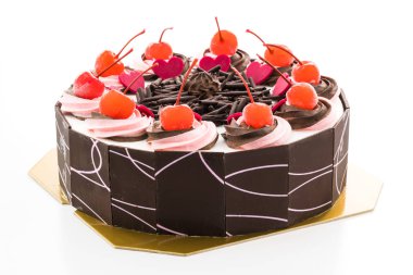 Üzerinde kiraz olan çikolatalı pasta.