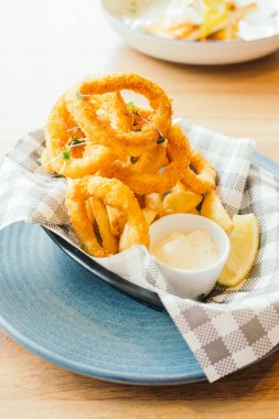 Kızarmış kalamar yüzük