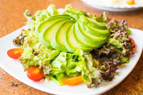 Fresh Avocado salad with vegetable - Healthy food style — Stock Photo, Image