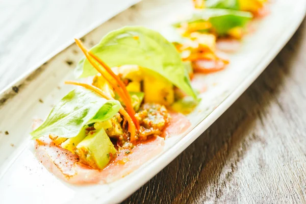 Salát masa syrového čerstvého tuňáka s avokádem a mango — Stock fotografie