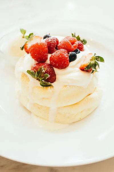 Panqueque con helado de fresa, arándanos y frambuesa — Foto de Stock