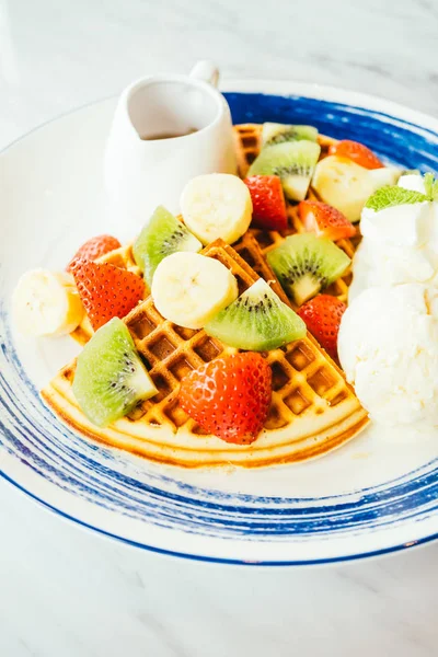 Frutta mista su pancake e gelato — Foto Stock