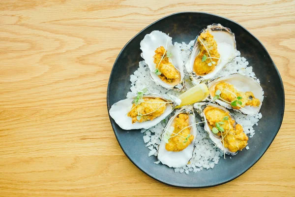 Fried oyster shell with sauce — Stock Photo, Image