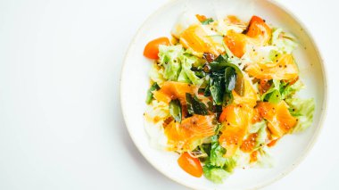 Çiğ taze somon et sashimi sebze salatası ile