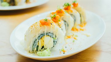 Suşi rulo beyaz tabak içinde 