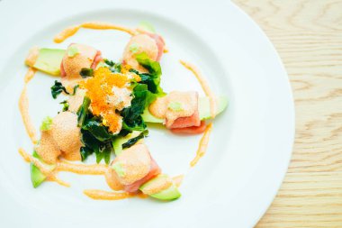 Ton balığı rulo Avokado salatası ile