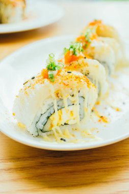 Suşi rulo beyaz tabak içinde