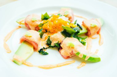 Ton balığı rulo Avokado salatası ile