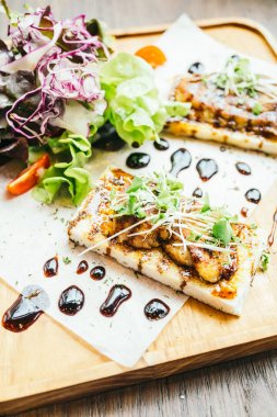 Kaz ciğeri üstünde tepe-in ekmek sos ile