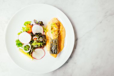 Izgara somon filetosu. 