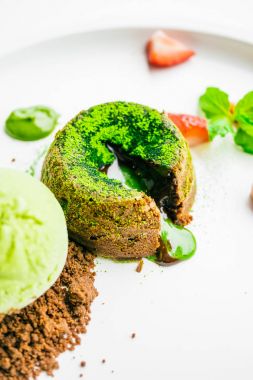 Yeşil çay çikolata lav dondurma ve çilek ile