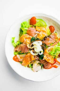 Karışık deniz ürünleri salatası somon balığı kalamar ve diğer balık
