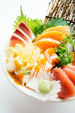 Ham ve taze karışık sashimi somon, ton balığı, hamaji ve diğer