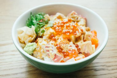 Sashimi pilav kasesi