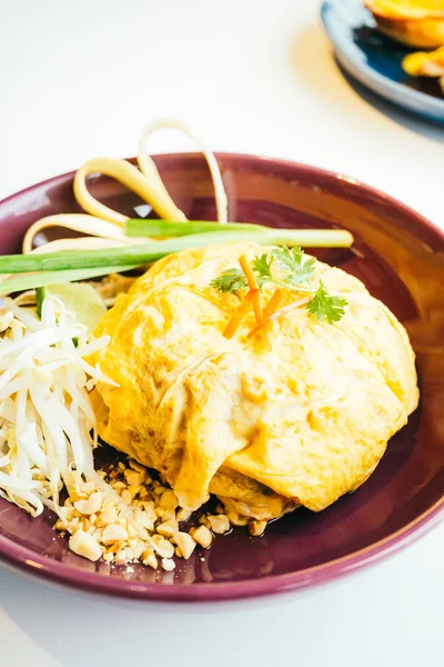 Telur bungkus pad thai mie — Stok Foto
