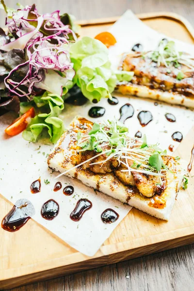 Kaz ciğeri üstünde tepe-in ekmek sos ile