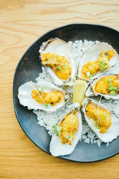 Fried oyster shell with sauce — Stock Photo, Image