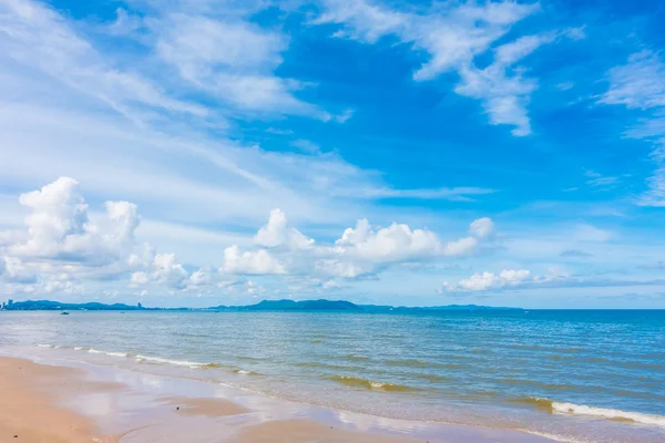 Vakker strand med hav og hav på blå himmel – stockfoto