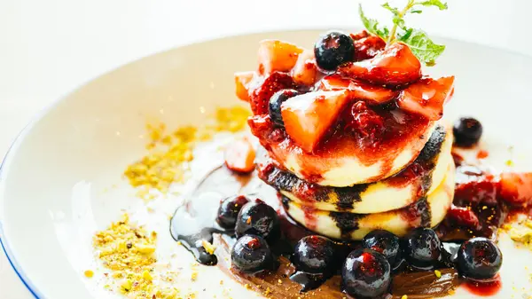 Karışık berry meyve beyaz plaka ile Pancakes