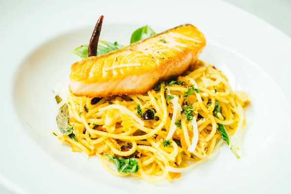 Spaghettis et pâtes avec viande de filet de saumon — Photo