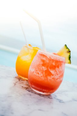 İçki kokteyl cam buzlu