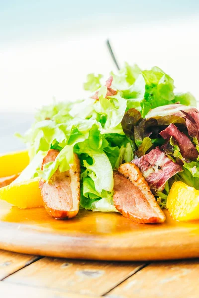 鴨胸肉のグリル野菜のサラダ — ストック写真