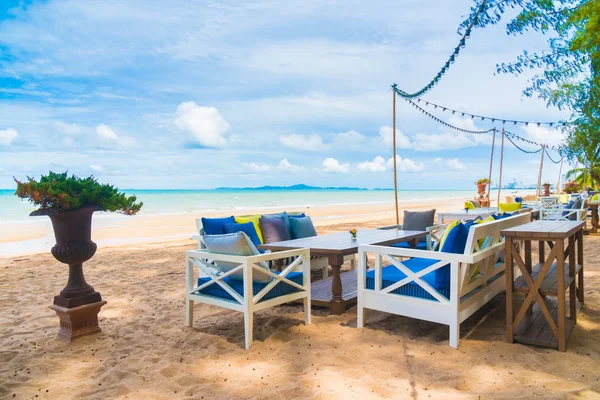 Stol och bord matsal på stranden och havet med blå himmel — Stockfoto