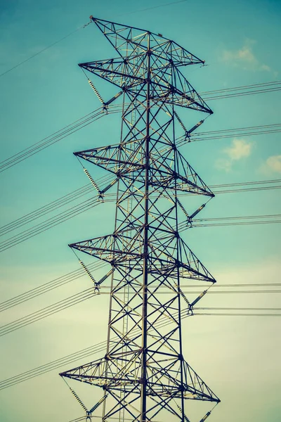Villamosenergia- és magas feszültség — Stock Fotó