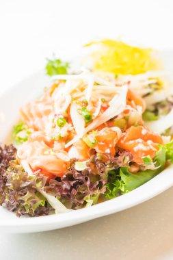 Baharatlı somon salata