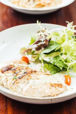 Izgara Tavuk Salatası