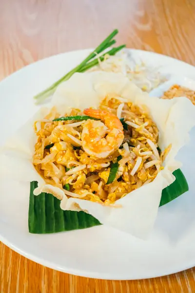 Pad thajské nudle s krevetami nebo krevet na vrcholu — Stock fotografie