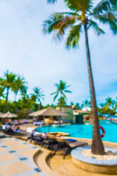 Abstrakta oskärpa coconut palm tree runt pool — Stockfoto