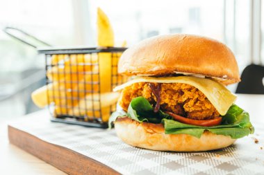 Kızarmış tavuk hamburger 