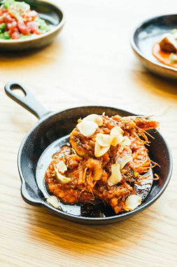 Sarımsaklı kızarmış karides