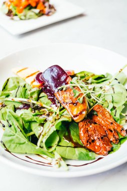 Sebze salatası ile kaz ciğeri