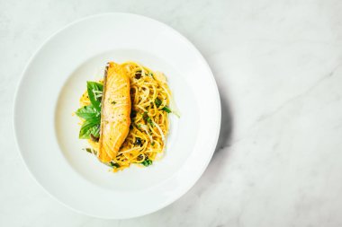 Spagetti ve somon fileto etli makarna