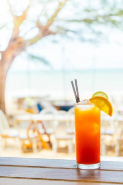 Buzlu kokteyller cam içme