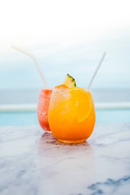 İçki kokteyl cam buzlu
