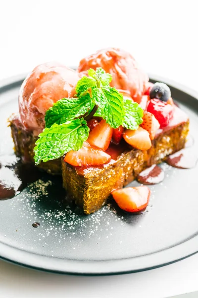 Söta dessert med honung toast med sylt och jordgubb — Stockfoto